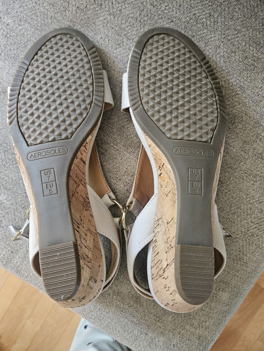NWOT Aerosoles Light Beige T-Strap Sandals with Gold Accents - Picture 4 of 8